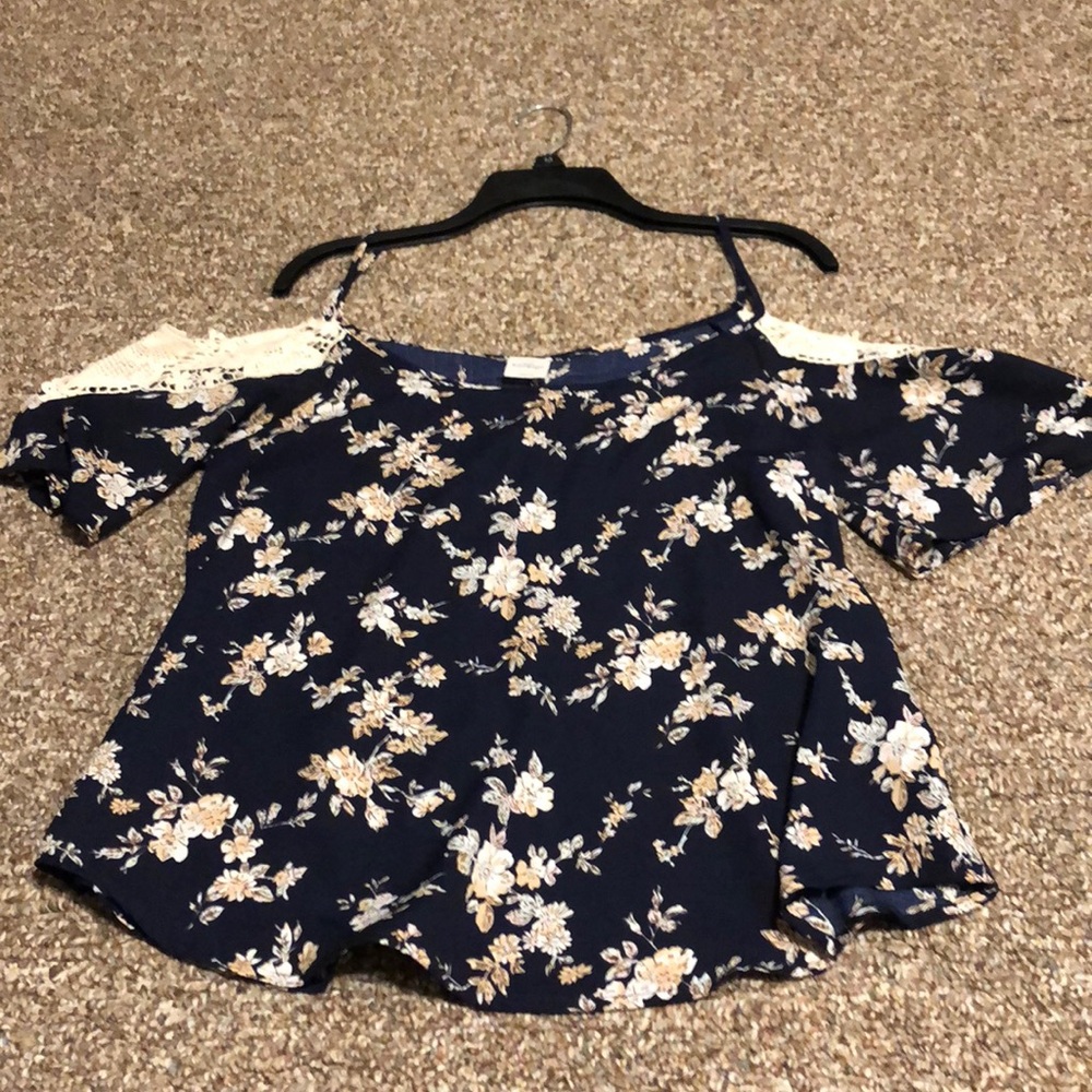 Shoulder exposed shirt